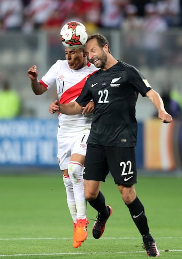 PER27. LIMA (PERÚ), 15/11/2017. El peruano Raúl Ruidiaz (i) disputa el balón con Andrew Durante (d) de Nueva Zelanda hoy, miércoles 15 de noviembre de 2017, durante el partido de vuelta de la repesca para el Mundial de Rusia 2018 disputado entre Nueva Zelanda y Perú en el Estadio Nacional de Lima (Perú). EFE/Ernesto Arias