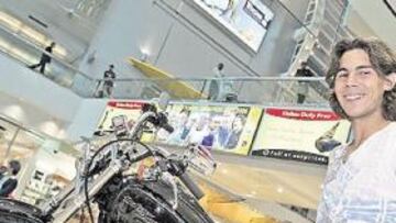 <b>HARLEY-DAVIDSON NADAL. </b>Rafa Nadal anduvo ayer de compras por Dubai, y se subió en esta Harley-Davidson: lanzado a por Federer.