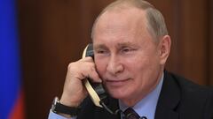 Vladímir Putin hablando por teléfono