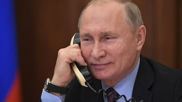 Vladímir Putin hablando por teléfono