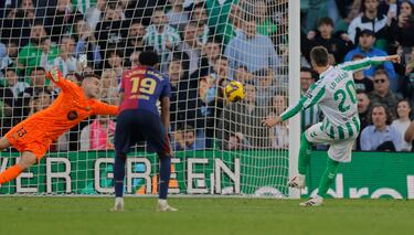 El centrocampista argentino del Betis, Giovani Lo Celso, marca de penalti el 1-1 al Barcelona. 

