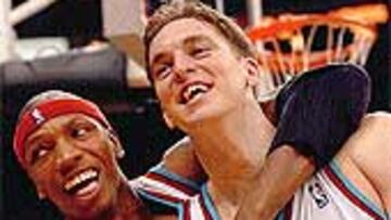 <B>AL FIN, SONRISAS.</B> Stromile Swift y Gasol festejan la victoria.