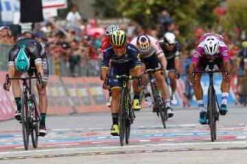 Caleb Ewan gana por media rueda a Fernando Gaviria en la meta de Alberobello.