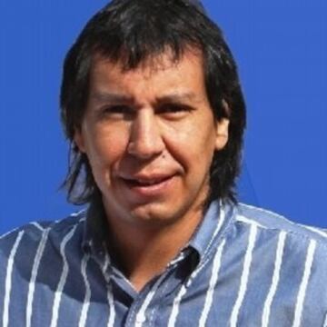 El padre del mismo nombre disputó la final de la Libertadores ante Independiente en 1973. Leonel hijo se metió en la historia alba al anotar uno de los goles que coronaron campeón de América a Colo Colo en 1991. 