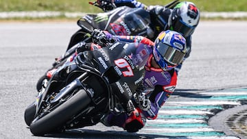 Augusto Fernández y Álex Rins ruedan con la M1 durante los test de MotoGP en Sepang.