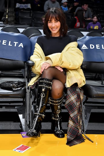 La cantante española nacida en San Clemente de Llobregat, Aitana Ocaña, disfrutando del duelo entre los Angeles Lakers y los Chicago Bulls.