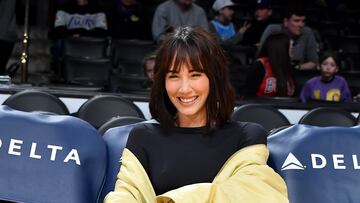 La cantante española nacida en San Clemente de Llobregat, Aitana Ocaña, disfrutando del duelo entre los Angeles Lakers y los Chicago Bulls.