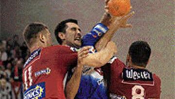 <b>DUREZA.</B> Garralda es parado con contundencia por los húngaros.