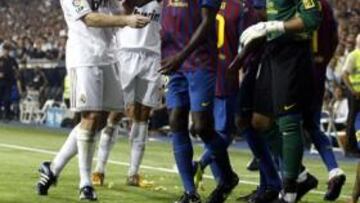 <b>TENSIÓN. </b>Xabi Alonso se dirige a Dani Alves el pasado domingo, mientras Abidal le sujeta por el pecho ante la presencia de Valdés.