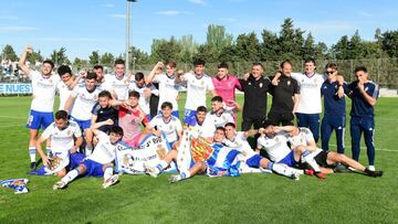 Los jugadores del Deportivo Aragón celebran el ascenso.