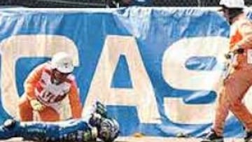 <b>SU CORAZÓN NO LATÍA TRAS EL IMPACTO.</B> Daijiro Kato pudo caerse en torno a los 180 km/h y el impacto resultó brutal. La Honda V5 quedó totalmente desintegrada y su corazón no latía cuando las asistencias médicas llegaron a atenderle.