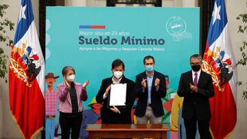 Santiago, 23 de mayo de 2022.
El Presidente de la Republica, Gabriel Boric, junto a la ministra del Trabajo, Jeannette Jara, encabeza la ceremonia de promulgacion de la ley que reajusta el sueldo minimo y entrega subvenciones a las pequenas y medianas empresas.
 

Dragomir Yankovic/Aton Chile