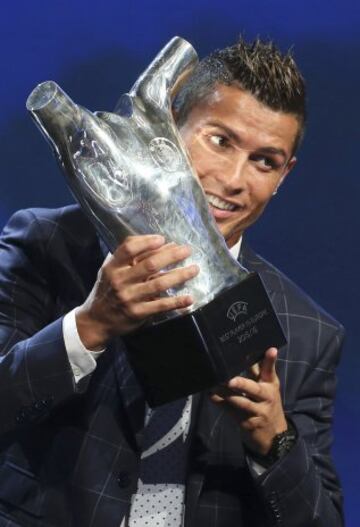 Cristiano recibe el premio al Mejor Jugador de Europa