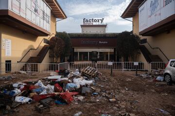 Basura y lodo acumulado en el Centro Comercial de Bonaire, en Valencia.