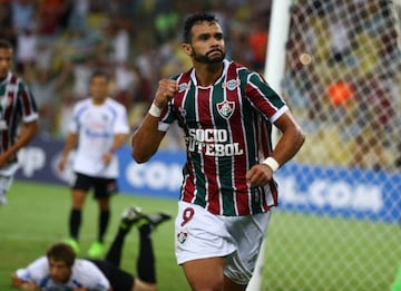 Henrique Dourado celebra su gol contra Liverpool en Maracana.