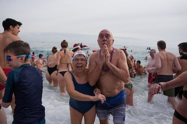 Los lugareños de Barcelona se estremecen del frío después de nadar por primera vez en el mar Mediterráneo para celebrar la llegada del Año Nuevo.