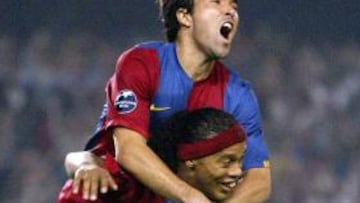 <b>ÉXITO. </b>Deco salta sobre Ronaldinho, en una imagen de archivo.