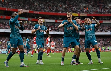 Dean Huijsen, jugador del Bournemouth, celebra el gol anotado ante el Arsenal.