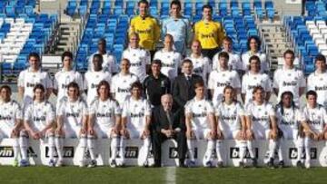 <b>OFICIAL.</b> La plantilla del Real Madrid se retrató en una nueva foto oficial con las novedades de Juande Ramos, 'Lass' Diarra, Huntelaar y Dani Parejo, sin la presencia de Vicente Boluda, pero sí de Alfredo Di Stéfano y Pedja Mijatovic.