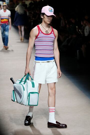 Un modelo luce una creación como parte de la colección masculina Primavera Verano 2024 de Dsquared2 presentada en Milán.