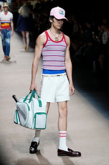 Un modelo luce una creación como parte de la colección masculina Primavera Verano 2024 de Dsquared2 presentada en Milán.