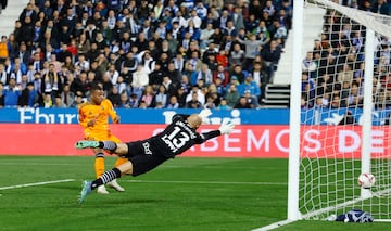 0-1. Error de Adri Altimira, en la salida del baln en su propia rea, ante la presin de Jude Bellingham. El cuero le llega a Vinicius, asiste a Kylian Mbapp, que libre de marca en el segundo palo, anota a placer en el minuto 42 de partido.