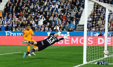 0-1. Error de Adriá Altimira, en la salida del balón en su propia área, ante la presión de Jude Bellingham. El cuero le llega a Vinicius, asiste a Kylian Mbappé, que libre de marca en el segundo palo, anota a placer en el minuto 42 de partido.