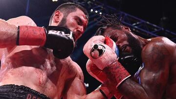 Beterbiev golpea a Browne durante su combate.