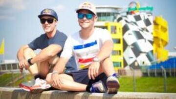 Folger, izquierda, y Cortese posando juntos en Sachsenring.