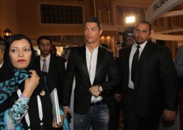Cristiano Ronaldo recibe el premio 'Globe Soccer' en Dubai