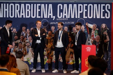El seleccionador ,Jesús Velasco, junto a los capitanes, Rivillos y Adolfo.