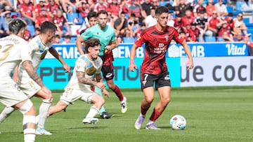 Iker Varela conduce el balón ante la presencia de Mario Soriano.