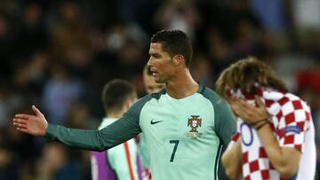 Cristiano Ronaldo, consolando a Luka Modric tras el Croacia - Portugal.