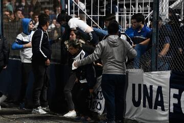 El partido se tuvo que detener a los nueve minutos de juego por graves incidentes tanto dentro como fuera del estadio. Hinchas del Lobo que quedaron afuera se enfrentaron con la policía, que reprimió de manera abrupta.  El humo de los gases lacrimógenos ingresó al estadio