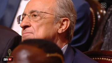 La cara de Florentino Pérez cuando le dan el premio de mejor equipo al Manchester City.