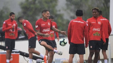 Peru&#039;s Paolo Guerrero (C) takes part in a training session in Rio, Brazil, on July 5, 2019 ahead of the Copa America football tournament final against Brazil on July 7. (Photo by CARL DE SOUZA / AFP)