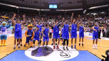 Los jugadores del San Pablo Burgos celebran la victoria cosechada ante el Montakit Fuenlabrada.