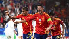Morata, Lamine y Pedri celebran el gol de España ante Italia en Gelsenkirchen.