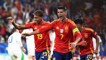 Morata, Lamine y Pedri celebran el gol de España ante Italia en Gelsenkirchen.
