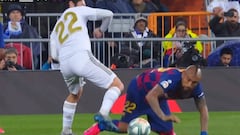 La imagen viral de Vidal: ¡trancó con la cabeza en el clásico!