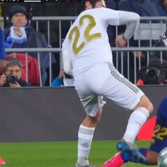 La imagen viral de Vidal: ¡trancó con la cabeza en el clásico!