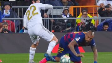 La imagen viral de Vidal: ¡trancó con la cabeza en el clásico!