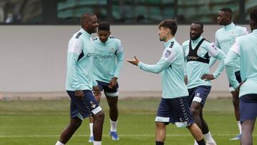 Rodri habla con William Carvalho.