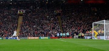 El delantero francés del Real Madrid lanza con pierna derecha desde los once metros a la izquierda de Caoimhín Kelleher y adivina el disparo.Gran parada del portero del Liverpool.