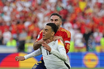 El lateral de la selección española y del Real Madrid bloqueó al jugador alemán del Bayern de Munich justo antes de que terminara el encuentro. Una acción que le costó la expulsión al futbolista español, pero que salvó un posible gol de Alemania.