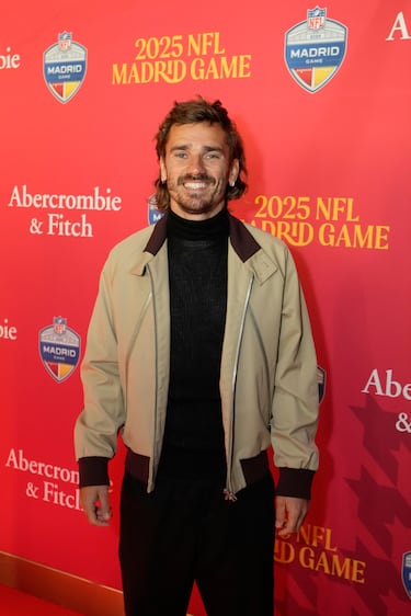 Antoine Griezmann posa en la alfombra roja previa al partido.