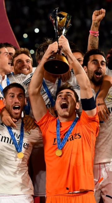 Iker Casillas capitán del  Real Madrid levanta el trofeo del Mundial de Clubes después de ganar el partido ante el San Lorenzo de Almagro en el estadio de Marrakech