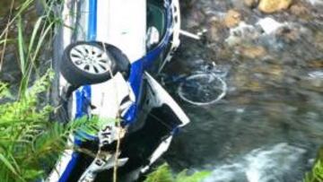 <b>ESPECTACULAR ACCIDENTE. </b>El coche del Andalucía Caja Granada sufrió un espectacular acidente al caer a un río por un terraplén de cinco metros. Antonio Cabello, director del equipo, sufrió fractura de muñeca, Luis Luengo, masajista, de costillas. Pudo ser mucho peor.