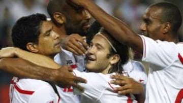 <b>ABRIÓ LA LATA. </b>Renato, Capel y Konko celebran con Kanouté el primer tanto del partido.