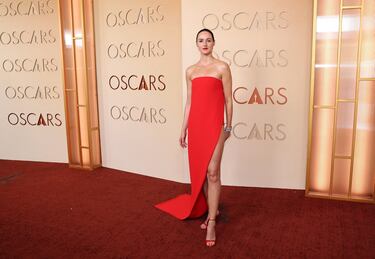 Renata Reinsve posa en la alfombra roja del Dolby Theatre.
